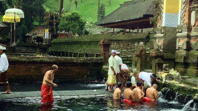 1024px-Pura_Tirta_Empul_Ubud_Bali_Indonesia.jpg